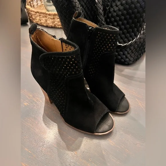 Lucky Brand Suede Ankle Boots/ Peep toe size 7.5M - Picture 3 of 4